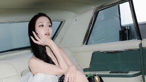 지수 검은 힐에 레이어드 드레스…독보적 분위기 눈길