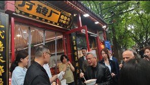 젠슨 황, 베이징 골목서 짜장면 먹방 화제