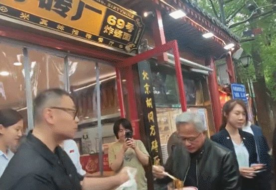 트럼프 방중 동행 젠슨 황, 길거리서 짜장면 흡입 눈길