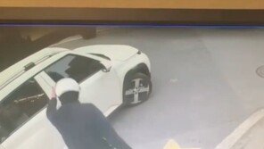 “후진 중 떨어진 휴대폰 밟았다”…수리비 요구에 차주 ‘황당’