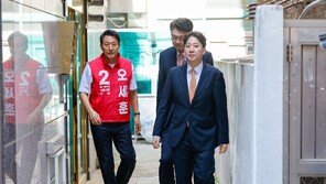 함께 청년원룸 찾은 오세훈·이준석…“고집스런 정책에 고통의 세월”