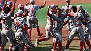 준결승과 확 달라진 경기력…충암고, 15년 만에 황금사자기 제패 [황금사자기]