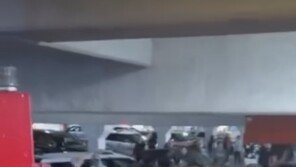 스와치·오데마피게 콜라보가 뭐라고…경찰 진압에 매장 폐쇄까지