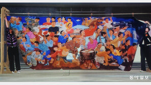 백골단에 불탄 77m ‘민주화 걸개그림’ AI로 되살려