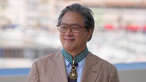 박찬욱, 佛 최고 문화공로훈장 ‘코망되르’ 받아