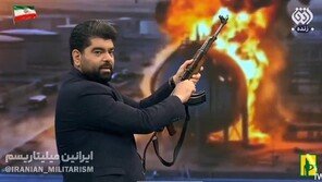 ‘美 보란 듯’ 방송서 총 든 이란 앵커들…UAE 국기에 발포까지