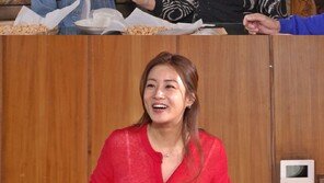 이요원 “뭣 모르고 분위기 휩쓸려 23살에 결혼” 고백