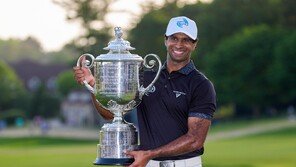 아버지 그리며… ‘양손 장갑 골퍼’ PGA 우승
