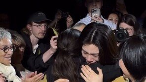 김도연, 칸 기립박수에 울컥…안도 사쿠라 품에 안겼다