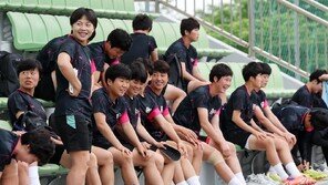 나이키-아디다스 신고…북한 女축구단, 훈련장선 웃었다