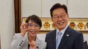 李는 선물받은 안경 쓰고, 다카이치는 李안경 빌려 ‘찰칵’