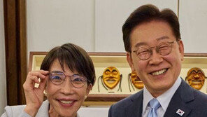 李는 선물받은 안경 쓰고, 다카이치는 李안경 빌려 ‘찰칵’