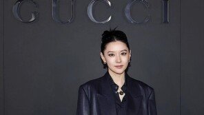 이영애 54세 맞나…올블랙 패션으로 완성한 고혹미