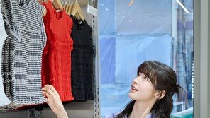 [포토]아린 “글로벌 플래그십 스토어 유니클로 명동점 보러 왔어요”