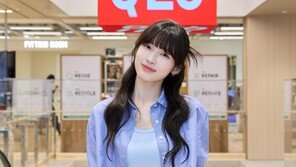 [포토] 아린 “유니클로 로고 큐브 배경으로 상큼발랄 미소” 