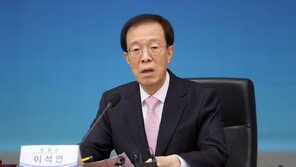 이석연 “靑행정관, 갑질-경고 메일…40년 공직에 이런 무례 처음”