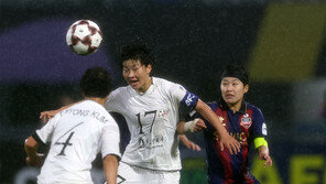 남북 女축구 장대빗속 맞대결…“우리 선수 힘내라” 팀 구별없이 응원