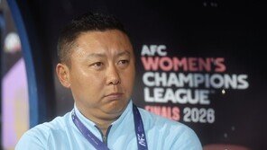 내고향 울려 퍼진 수원…북한 리유일 감독 “축구 관심 높은 듯”