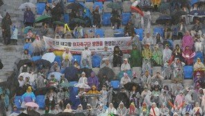 장대비 속 남북 여자축구 대결… 北 내고향이 2-1로 역전승