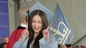 올데프 애니, 컬럼비아대 졸업식서 엔딩 요정…프로의 팬서비스