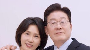 李 “오늘은 쀼의 날”…부부의날 맞아 과거 사진 포즈 재현
