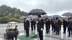 한국교육시설안전원, 대전·서울 국립현충원서 태극기 꽂기 봉사활동 실시