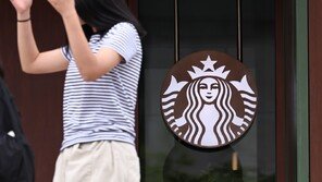“스타벅스 커피 들고 다니면 죽인다”…경찰, 60대 남성 검거