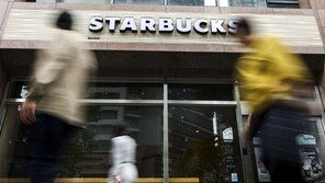 ‘5·18 조롱’ 논란 불똥튀나…스타벅스·무신사 제휴 카드사들 전전긍긍
