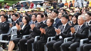 李 만난 文 전 대통령 “국민성장펀드 가입 놓쳤다”…좌중 웃음