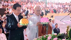 李 “화합하라는 부처님의 가르침…국민 삶 세심히 살필 것”