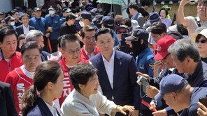 박근혜, 옥천 육영수 생가 방문…지선 앞 보수층 결집 행보