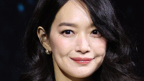 ‘눈동자’ 신민아 “1인 2역에 시력 잃는 연기…답답함·공포 느껴”