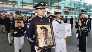 전우 곁으로… 6·25 참전 佛용사 2인 유해 봉환