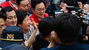 박근혜, 대구·충청 이어 경남 진주 방문…중앙시장서 국힘 후보 지원