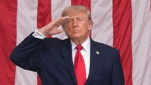 “트럼프, 나라 위해 총도 맞을 사람”…아첨 경쟁장 된 美내각회의