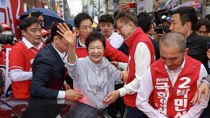 부산 찾은 박근혜 “박민식에 봉사 기회를”…단일화 물건너간 듯