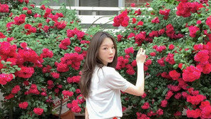 강민경, 꽃보다 더 빛나는 미모…극세사 다리 ‘눈길’ 