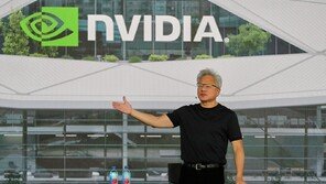 고향 찾은 젠슨 황, “대만은 AI 혁명 진원지…연 225조원 투자”
