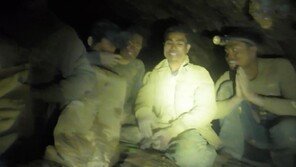 라오스 동굴 고립 주민들 8일 만에 구조