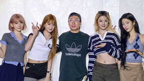르세라핌 무대에 등장한 DJ 박명수…“컬래버 너무 행복”