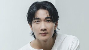 ‘극내향인’ 엄태구, 수줍은 깜짝 고백 “말 많아져…로커 도전하고파” 