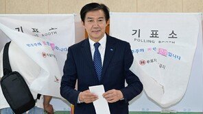 조국, 시민에 섞여 사전투표…유튜버 영상촬영 소동도
