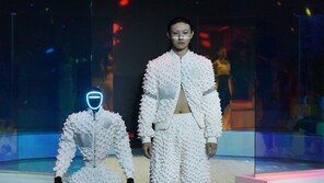 “기존 패션의 한계를 넘다” …갤럭시코퍼레이션, 인간·로봇 공존 담은 ‘마하33: 피지컬 AI 패션쇼’ 개최