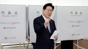 李, 투표지 들고 나왔다 들어가…국힘 “무효표” 주장