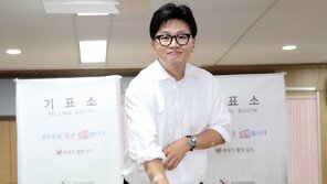 사전투표 마친 한동훈 “보수재건 위한 역사적 선거”