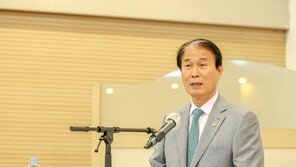 권오을 보훈장관, 스벅 협찬받는 ‘독립후손 장학금’ 재고 시사