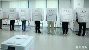 “재입장 막아 짜증” 투표용지 찢은 60대…선거운동원 폭행도