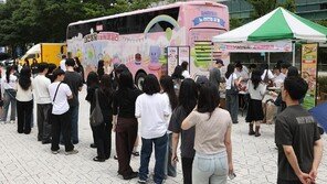 꿈돌이 간식-성심당 빵… 부산대 홀린 ‘대전빵차’