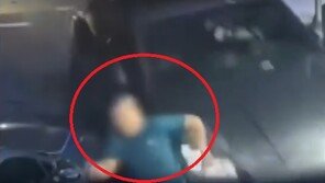 “구사일생은 이런 것”…인도 돌진 차량 피한 남성(영상)