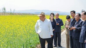 김정은, 주애와 신의주온실농장 방문…“사계절 남새 재배 절실”